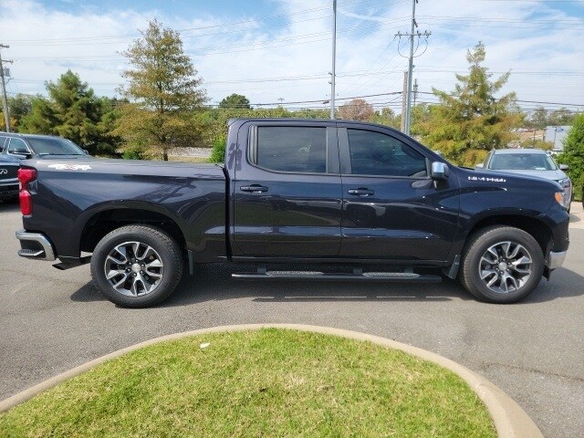 2022 Chevrolet Silverado 1500 LT photo 2