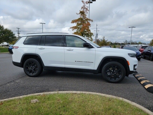 2024 Jeep Grand Cherokee Altitude photo 2