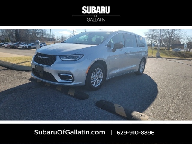 2024 Chrysler Pacifica Touring L's photo