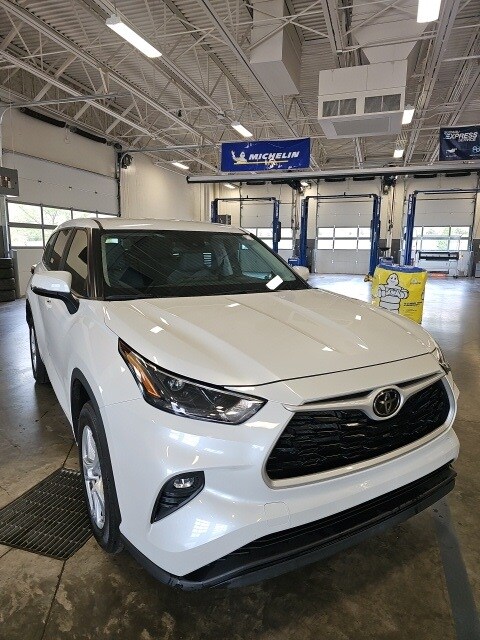 2023 Toyota Highlander L photo 4