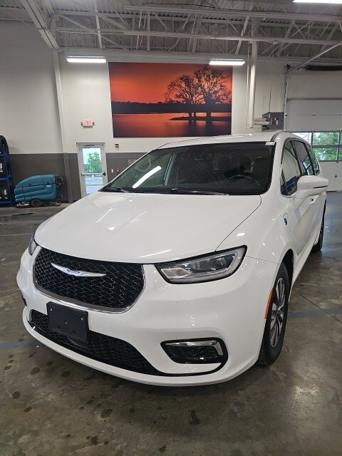 Used 2022 Chrysler Pacifica Hybrid Touring L with VIN 2C4RC1L7XNR121581 for sale in Gallatin, TN