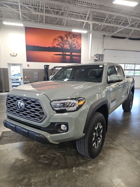 2023 Toyota Tacoma TRD Off-Road photo 2