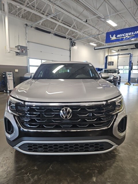 2024 Volkswagen Atlas Cross Sport SE Technology photo 3