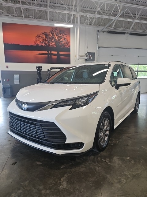 Used 2025 Toyota Sienna LE with VIN 5TDBSKFC2SS174345 for sale in Gallatin, TN