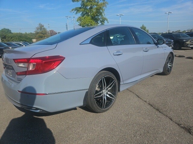 2022 Honda Accord Hybrid Touring photo 2