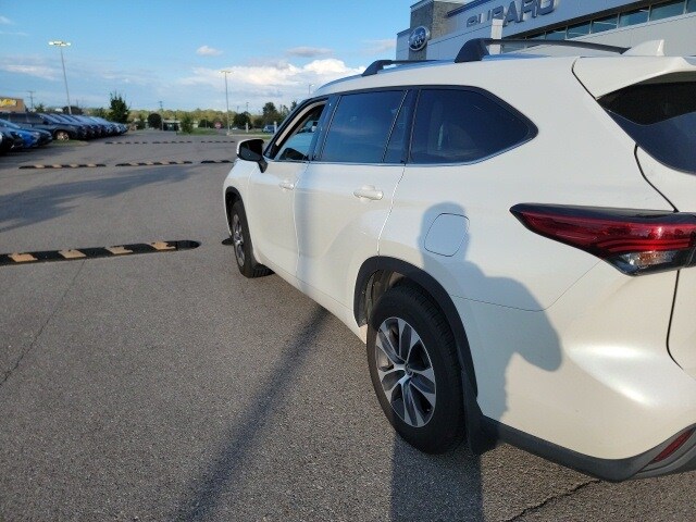 2020 Toyota Highlander XLE photo 3