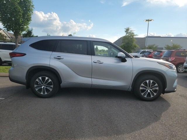 2023 Toyota Highlander L photo 3