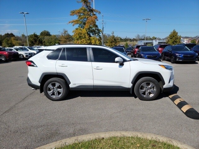 2024 Toyota RAV4 Hybrid XLE photo 3
