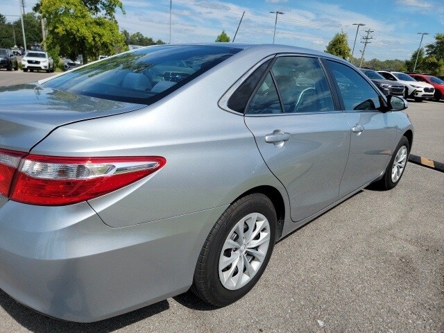 2017 Toyota Camry LE photo 2
