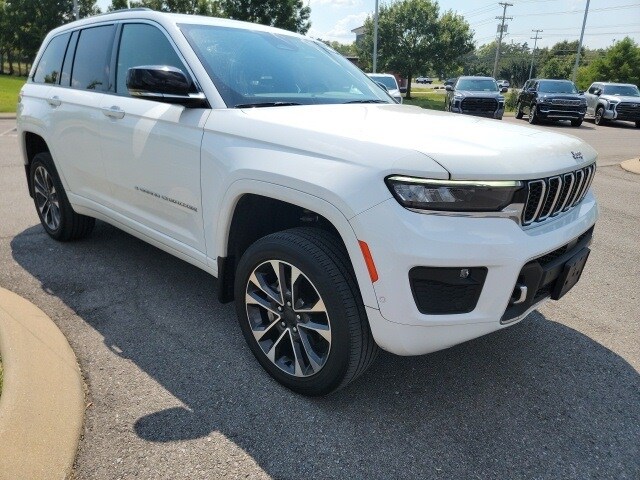 2022 Jeep Grand Cherokee Overland photo 2