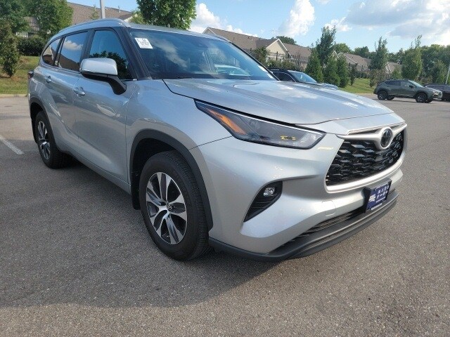 2023 Toyota Highlander L photo 2