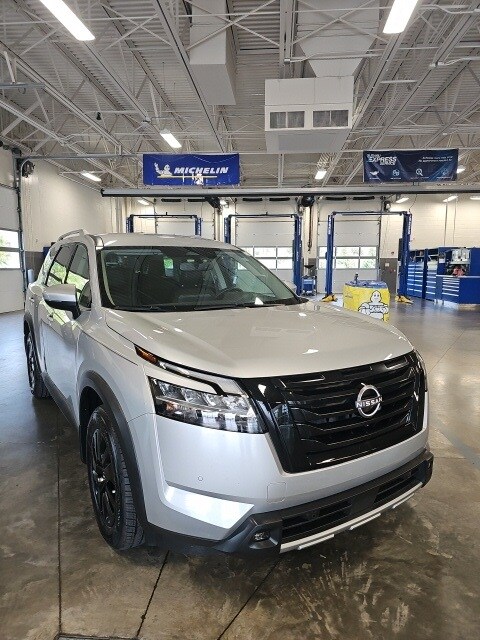 2022 Nissan Pathfinder SL photo 3