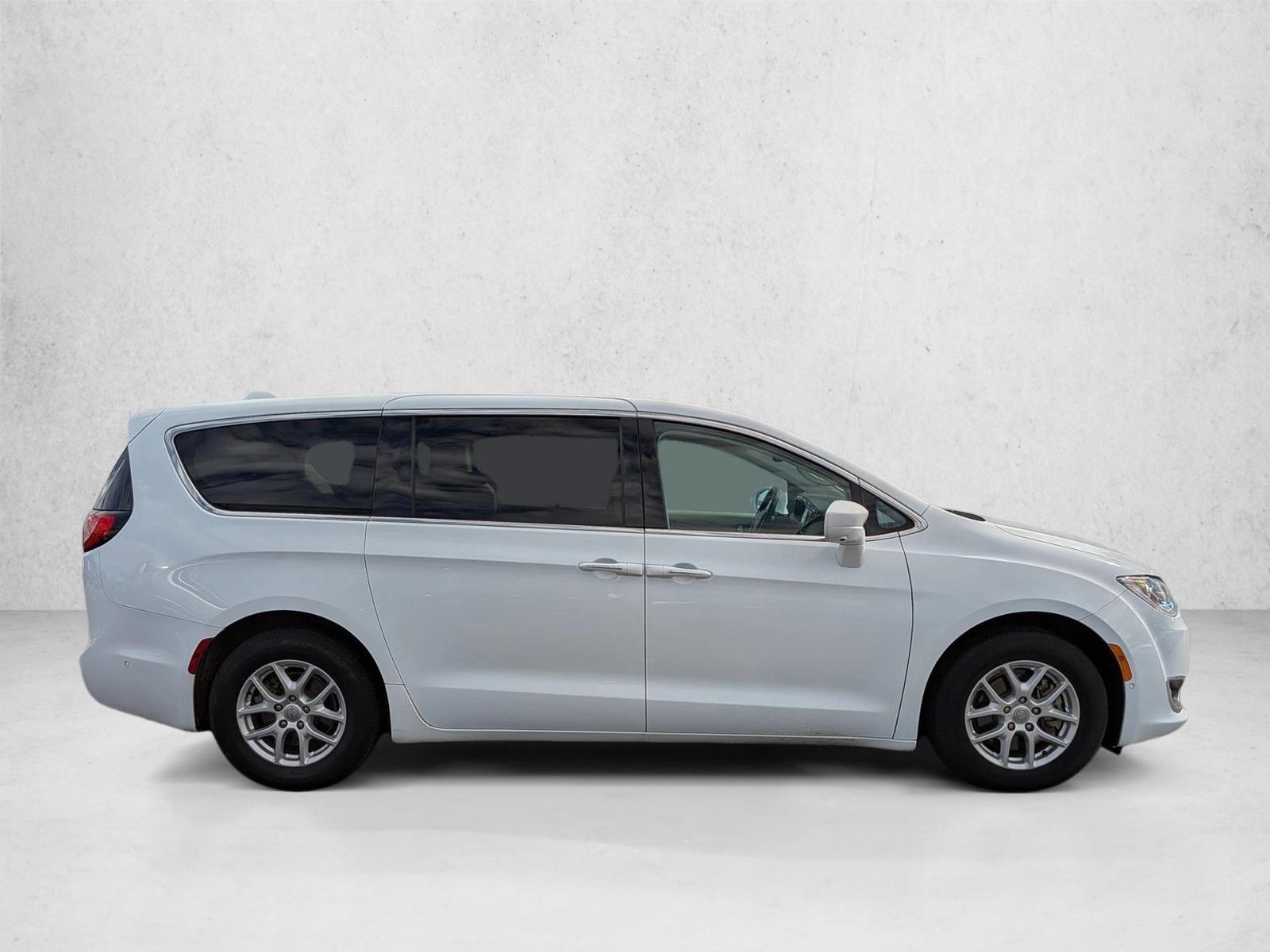 2020 Chrysler Pacifica Touring photo 4