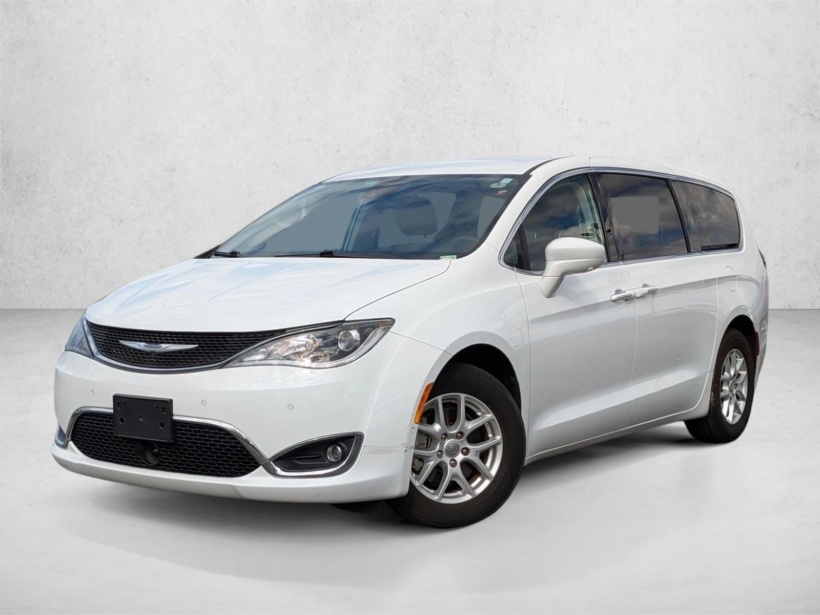 2020 Chrysler Pacifica Touring's photo