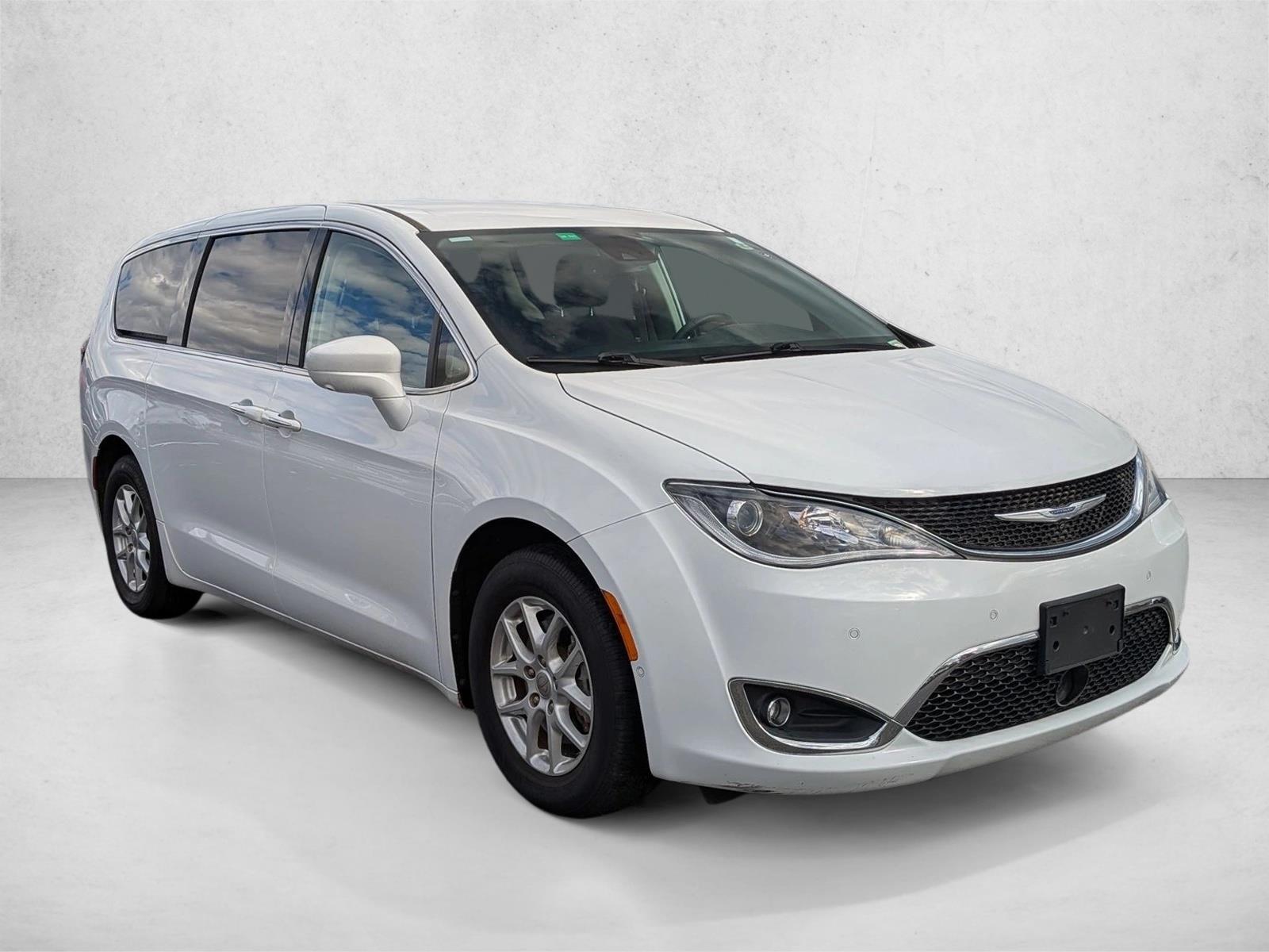2020 Chrysler Pacifica Touring photo 3