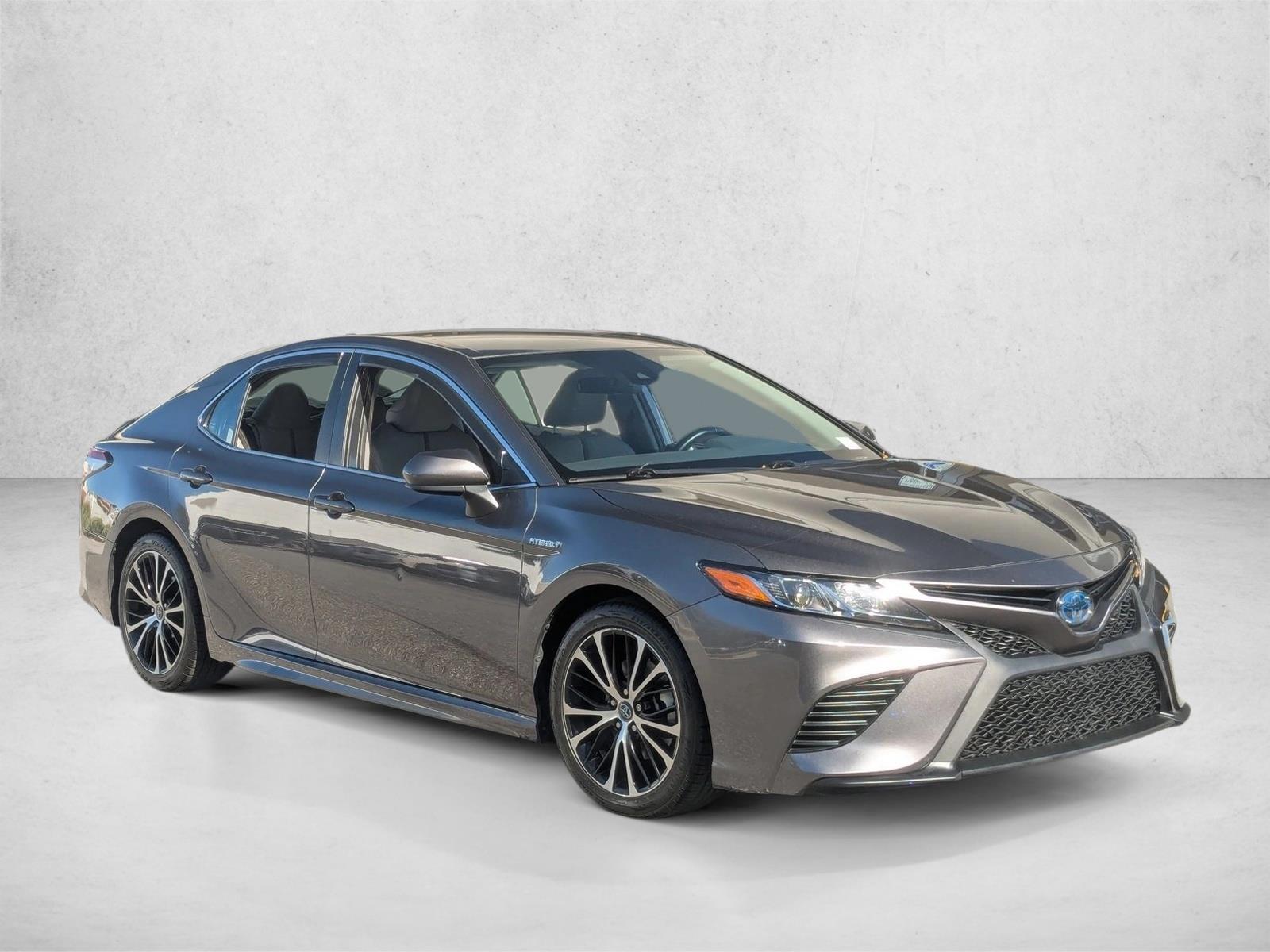 2019 Toyota Camry Hybrid SE photo 2