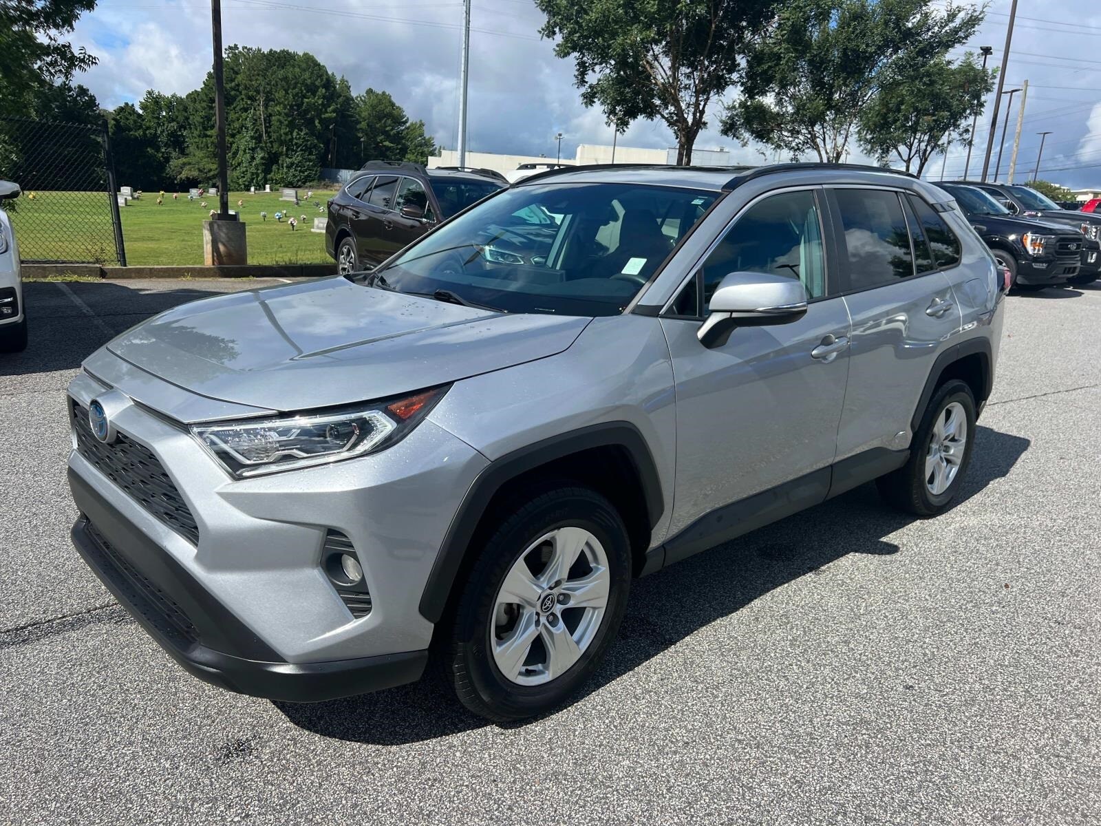 2020 Toyota RAV4 Hybrid XLE photo 3