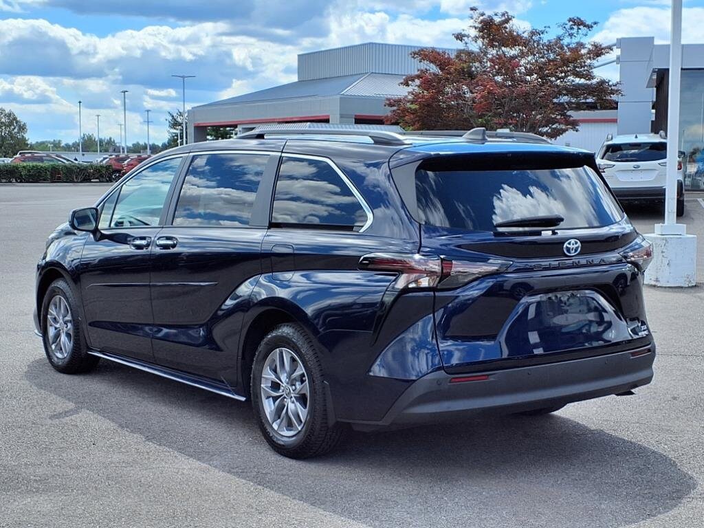 2023 Toyota Sienna XLE photo 4