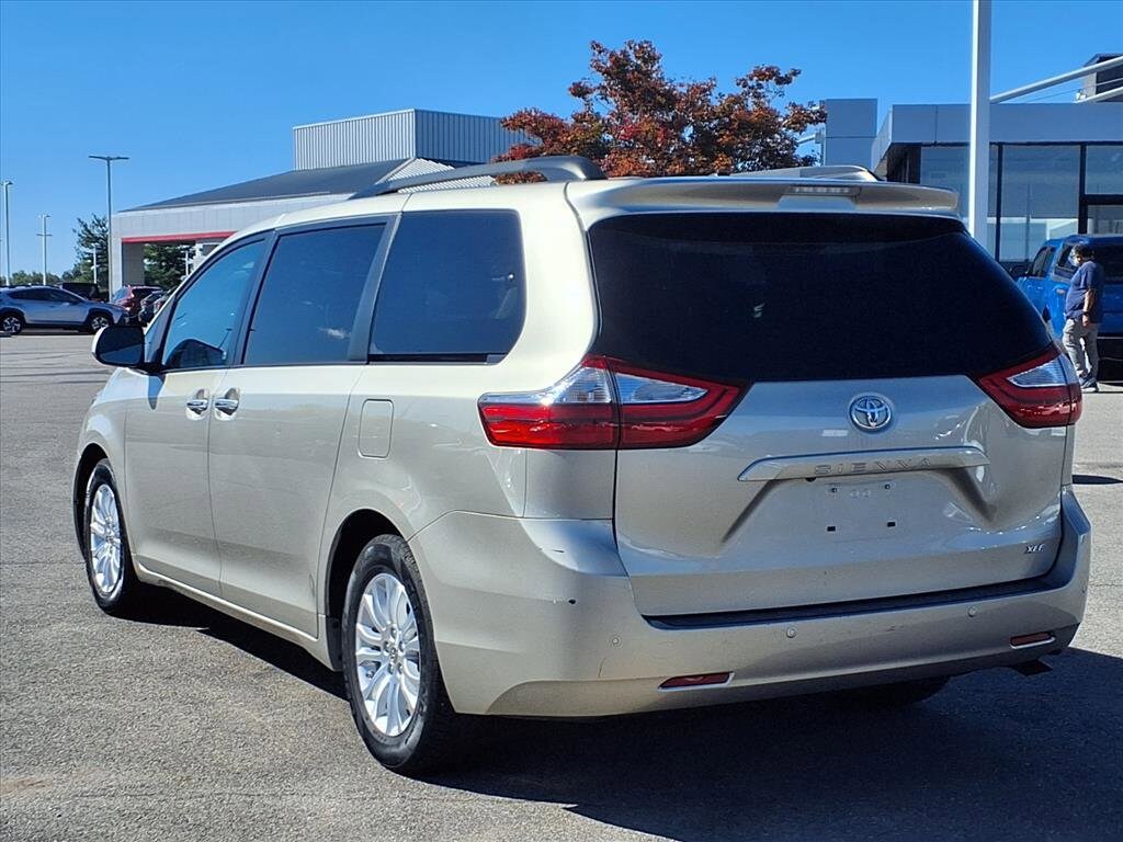 2015 Toyota Sienna XLE photo 4