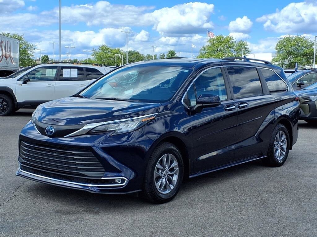 2023 Toyota Sienna XLE photo 2