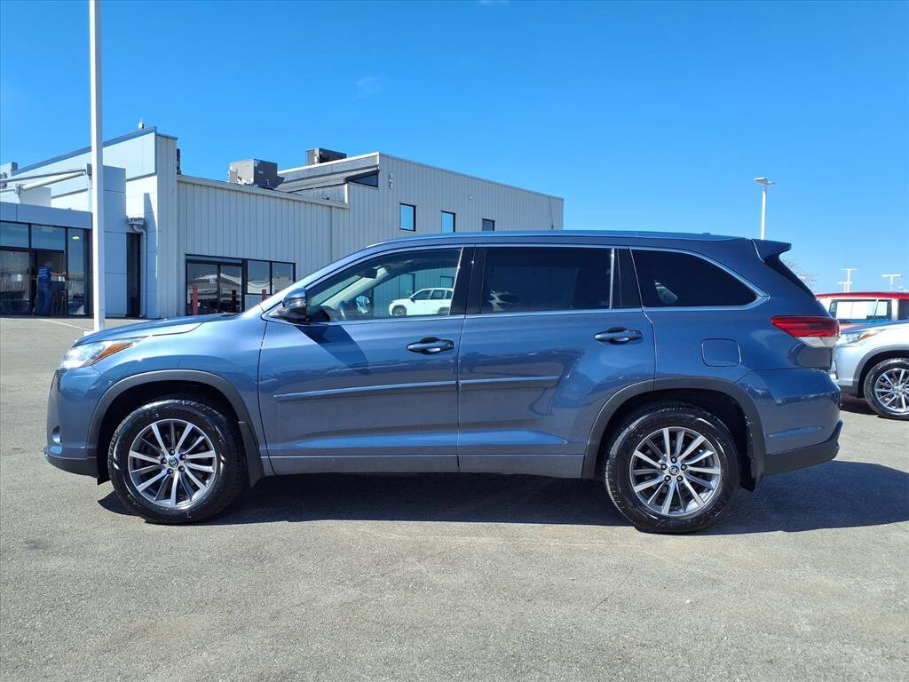 2017 Toyota Highlander XLE photo 2