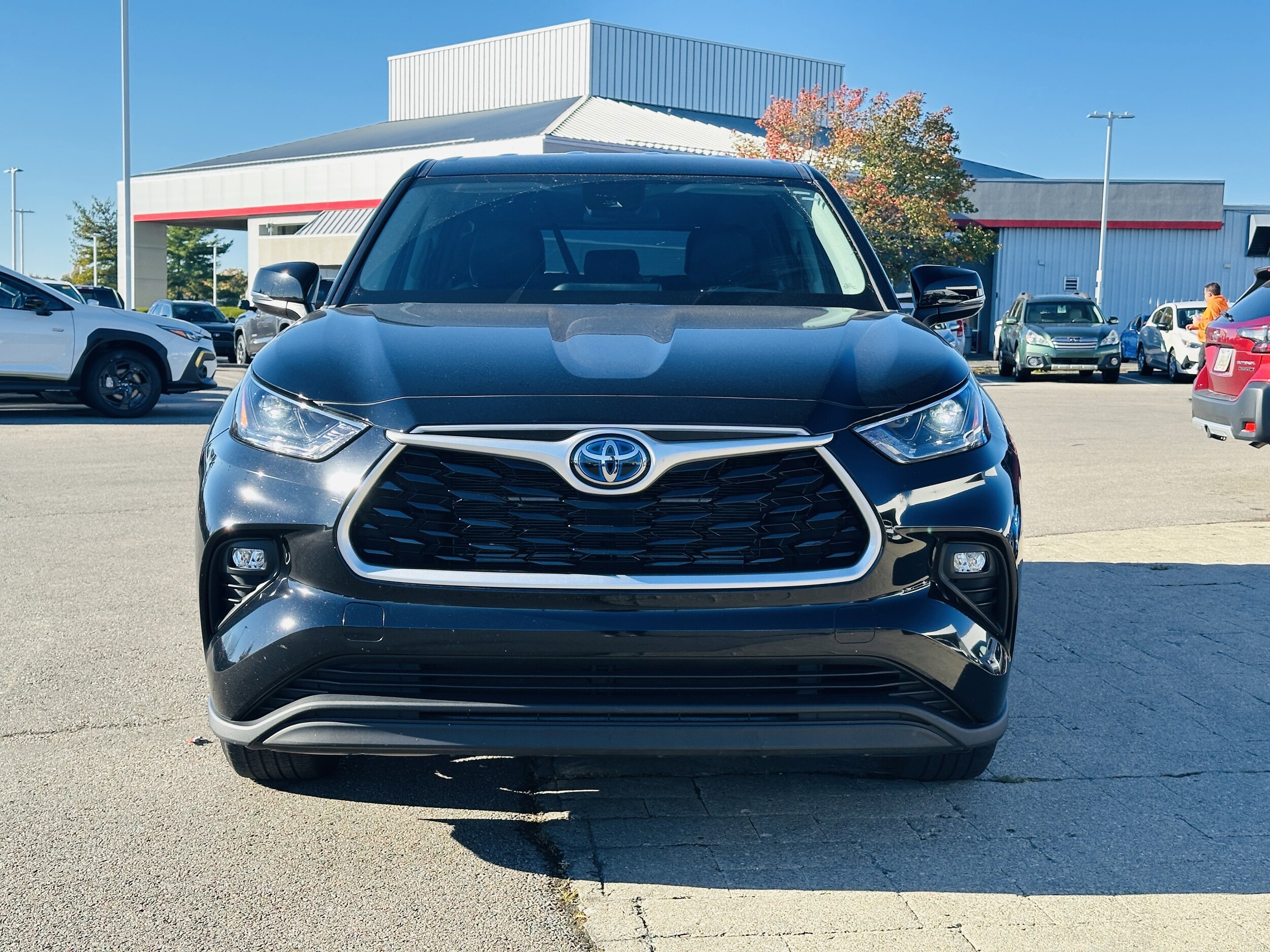 2023 Toyota Highlander Hybrid LE photo 2