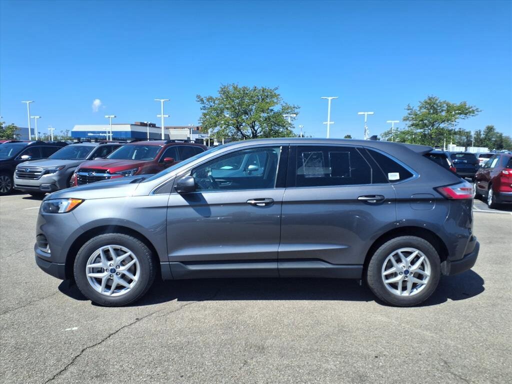 2022 Ford Edge SEL photo 3
