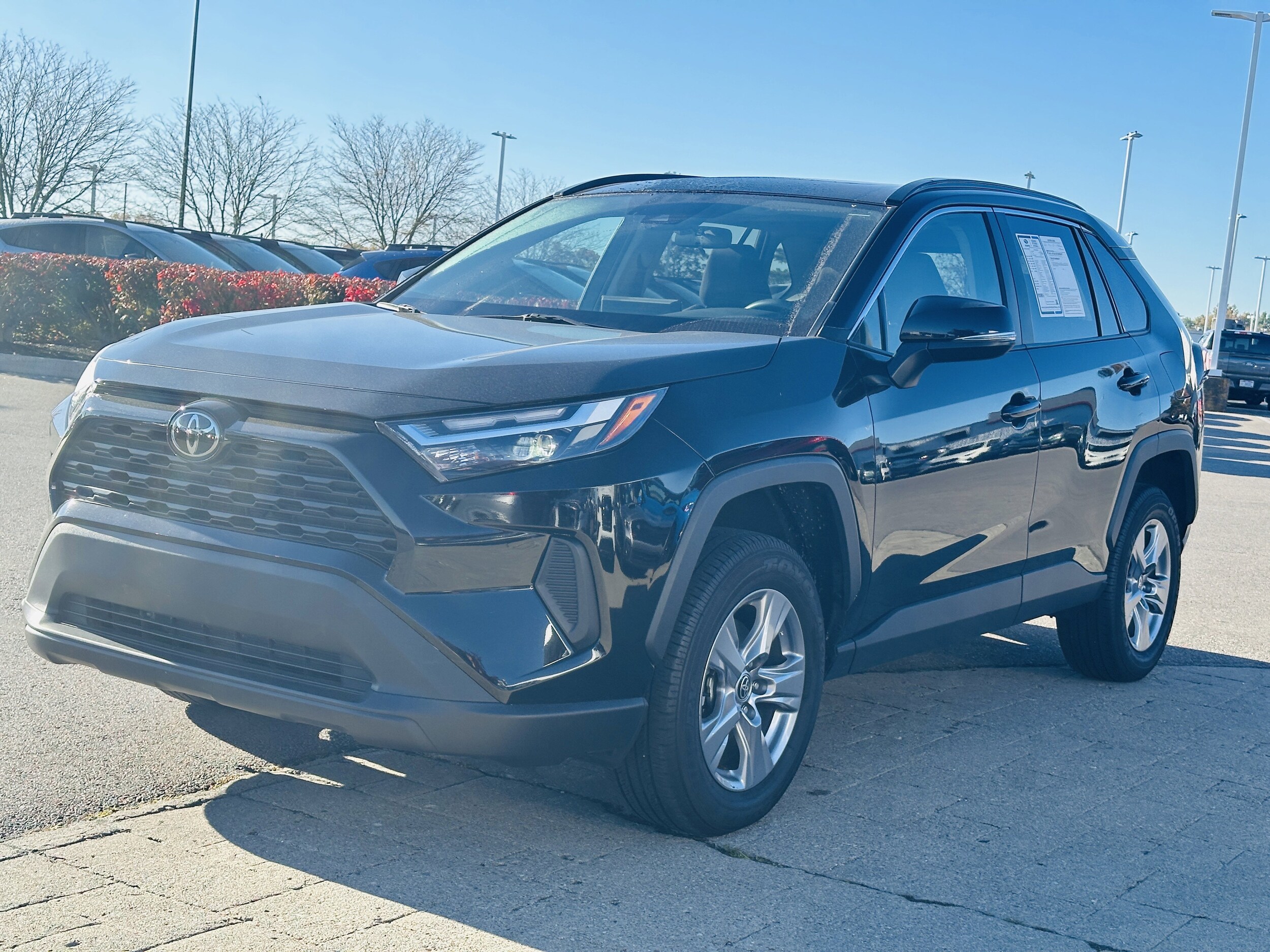 2022 Toyota RAV4 XLE photo 2