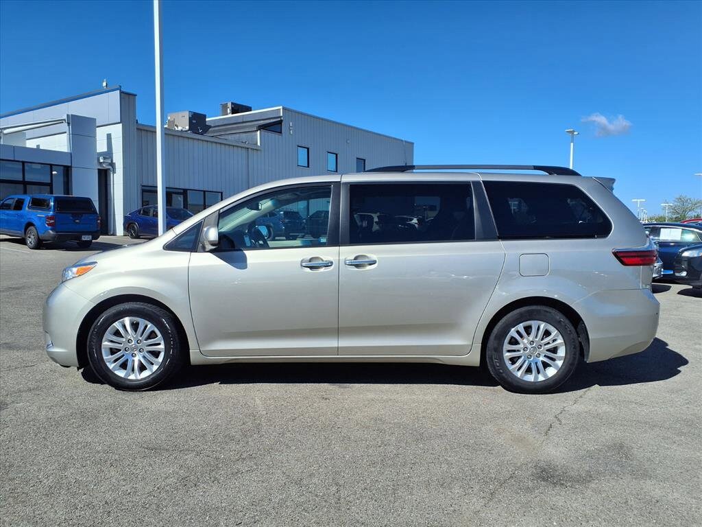 2015 Toyota Sienna XLE photo 3