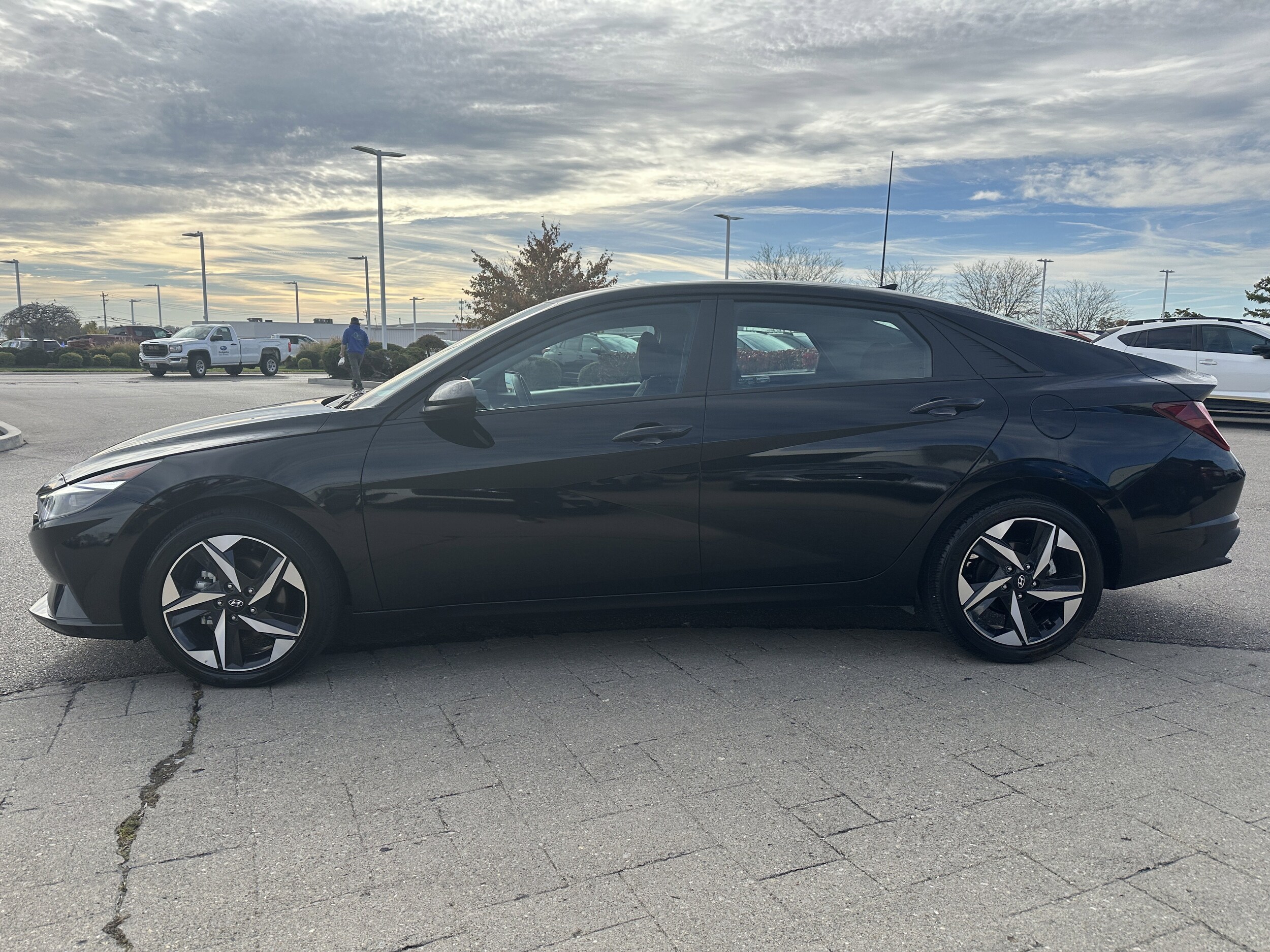 2023 Hyundai Elantra SEL photo 4