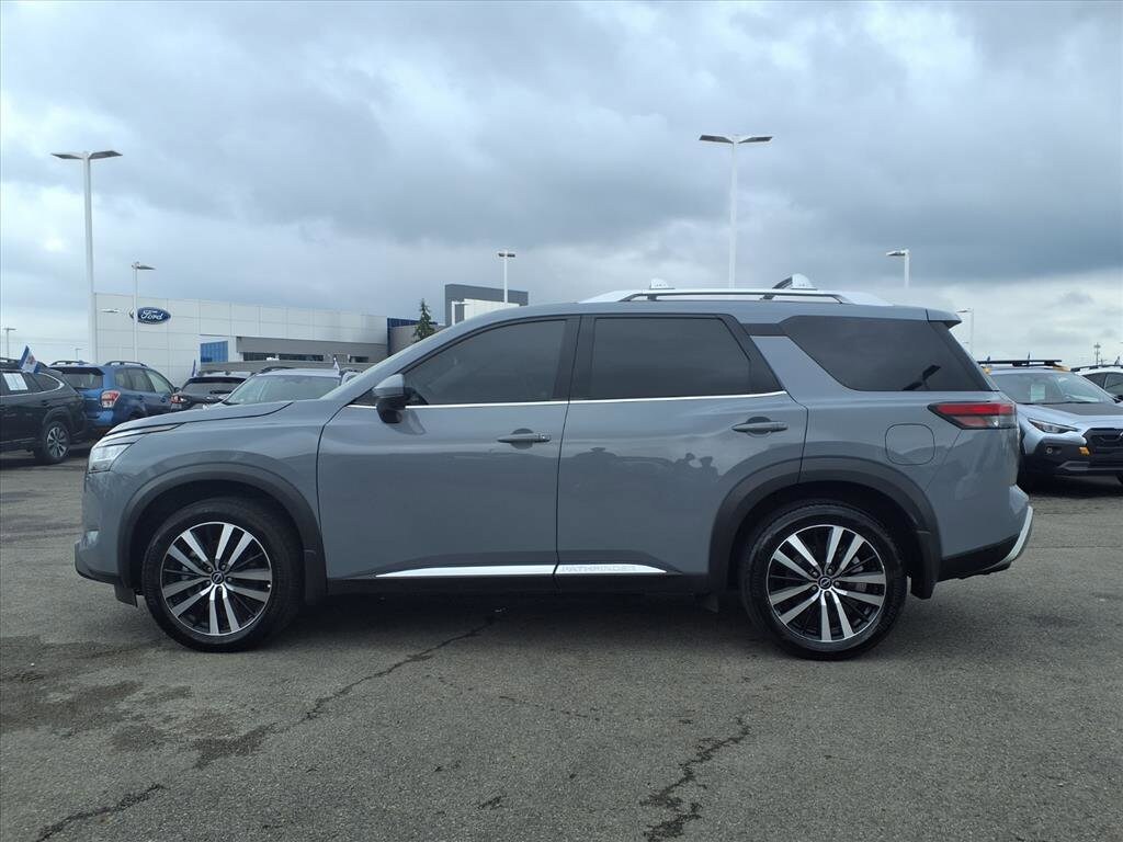 2024 Nissan Pathfinder Platinum photo 2