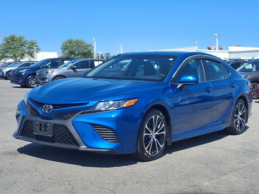 2018 Toyota Camry SE photo 2