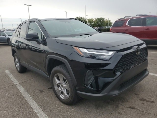 2022 Toyota RAV4 XLE photo 2