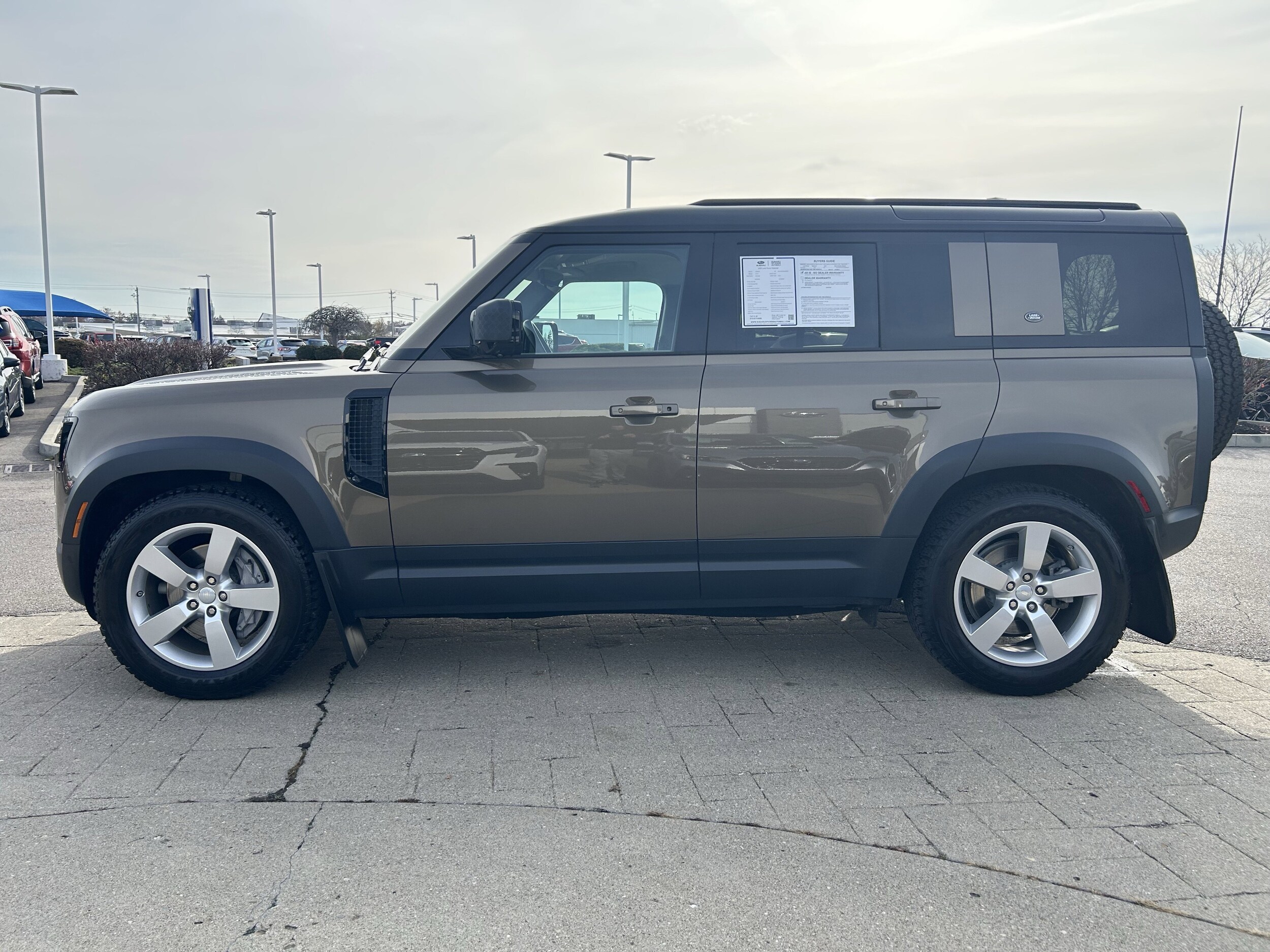 2020 Land Rover Defender 110 HSE photo 4