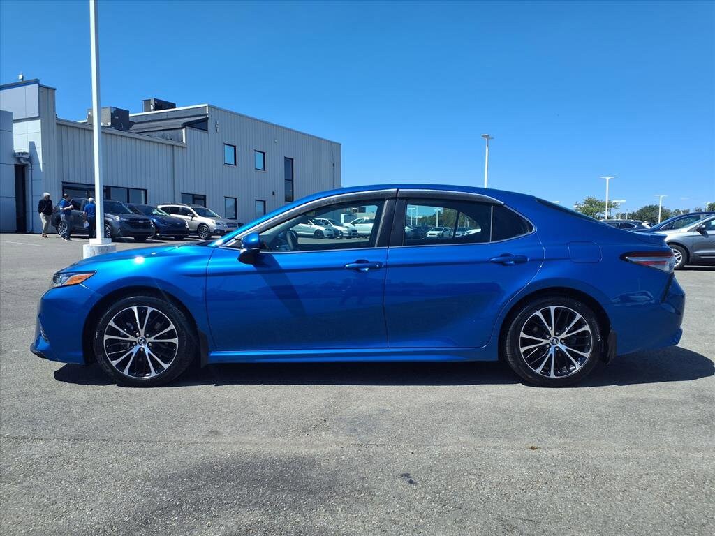 2018 Toyota Camry SE photo 3