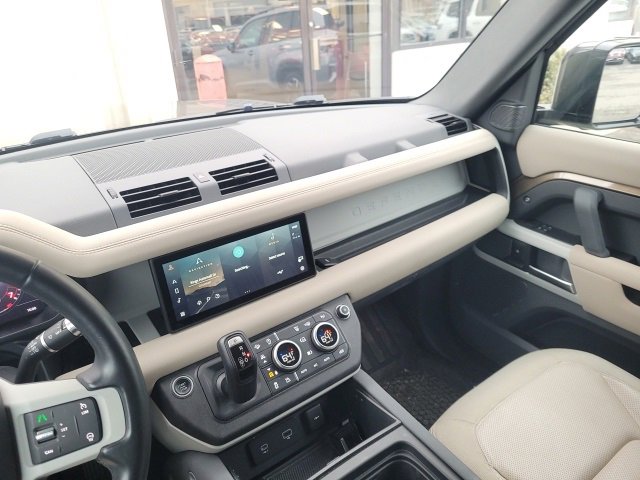 2020 Land Rover Defender 110 HSE photo 3