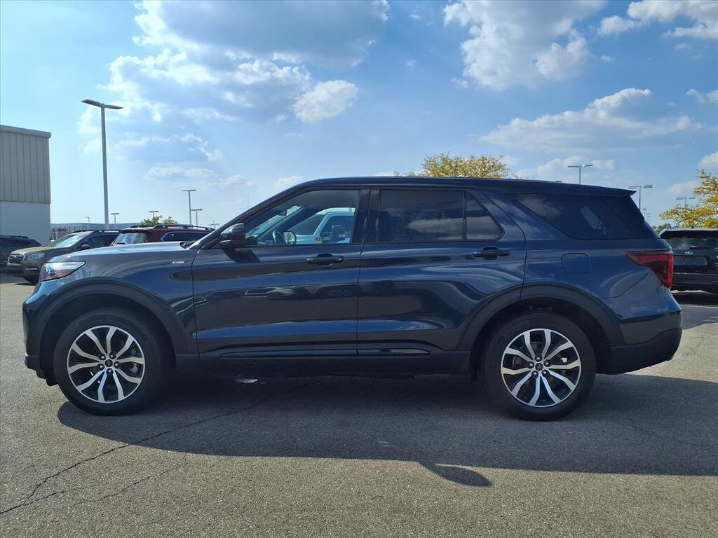 2022 Ford Explorer ST-Line photo 2