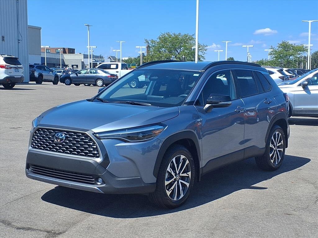 2025 Toyota Corolla Cross XLE photo 2