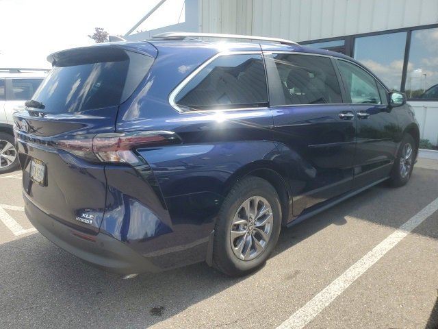 2023 Toyota Sienna XLE photo 2