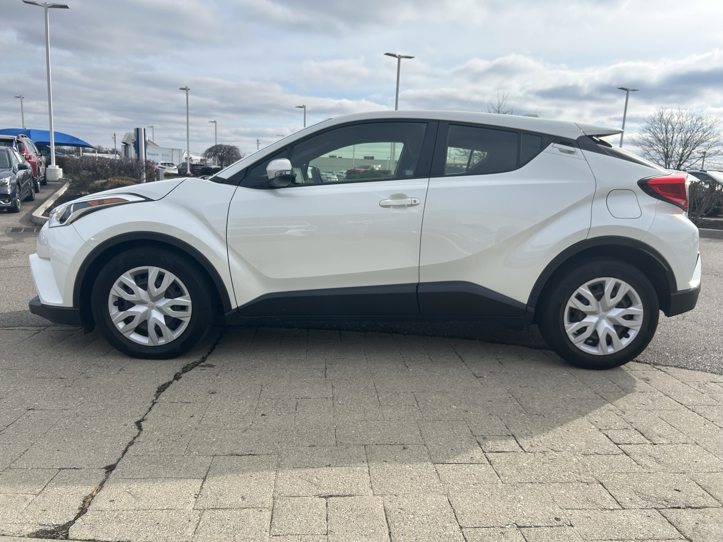 2019 Toyota C-HR LE photo 4