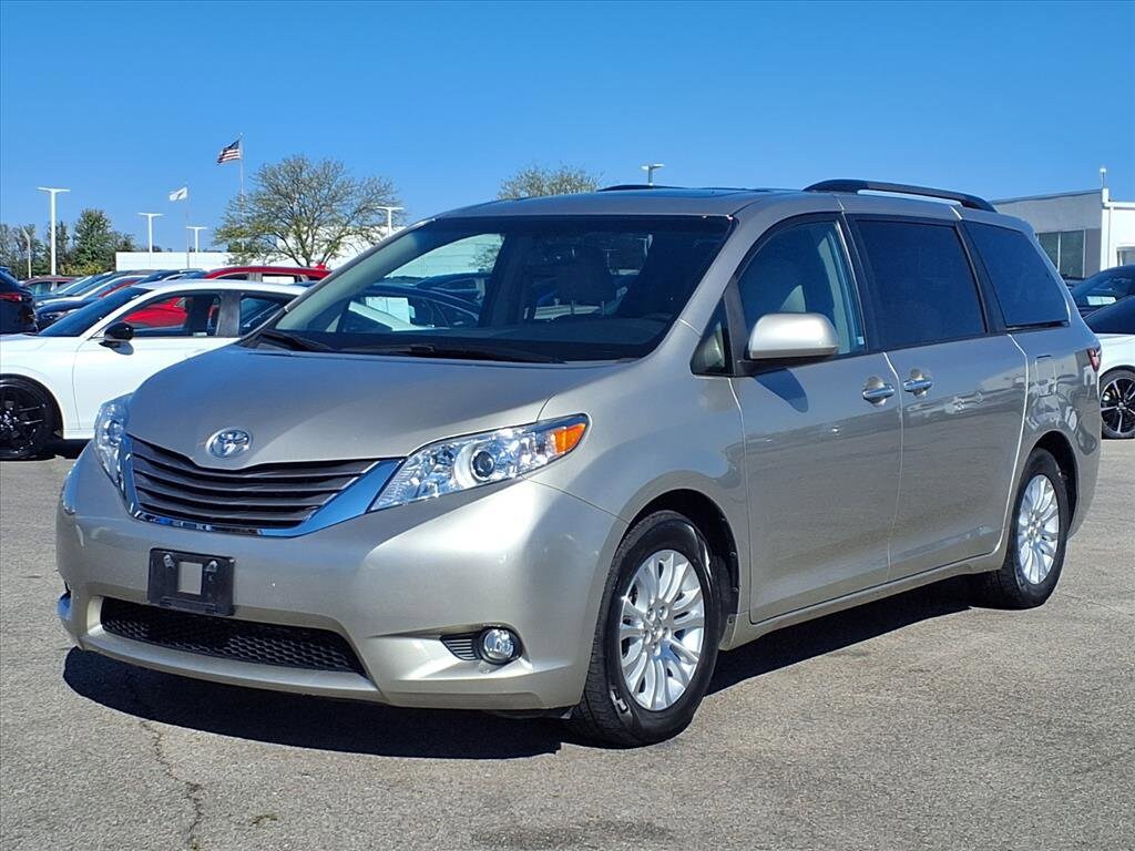 2015 Toyota Sienna XLE photo 2