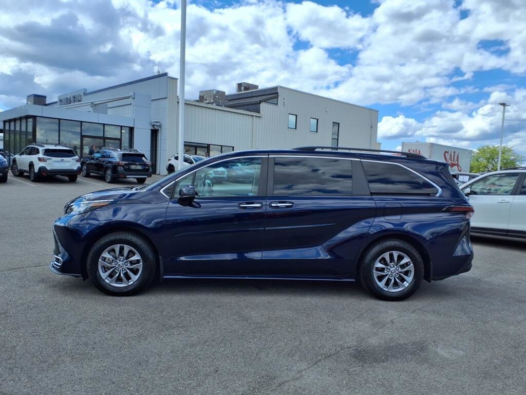 2023 Toyota Sienna XLE photo 3