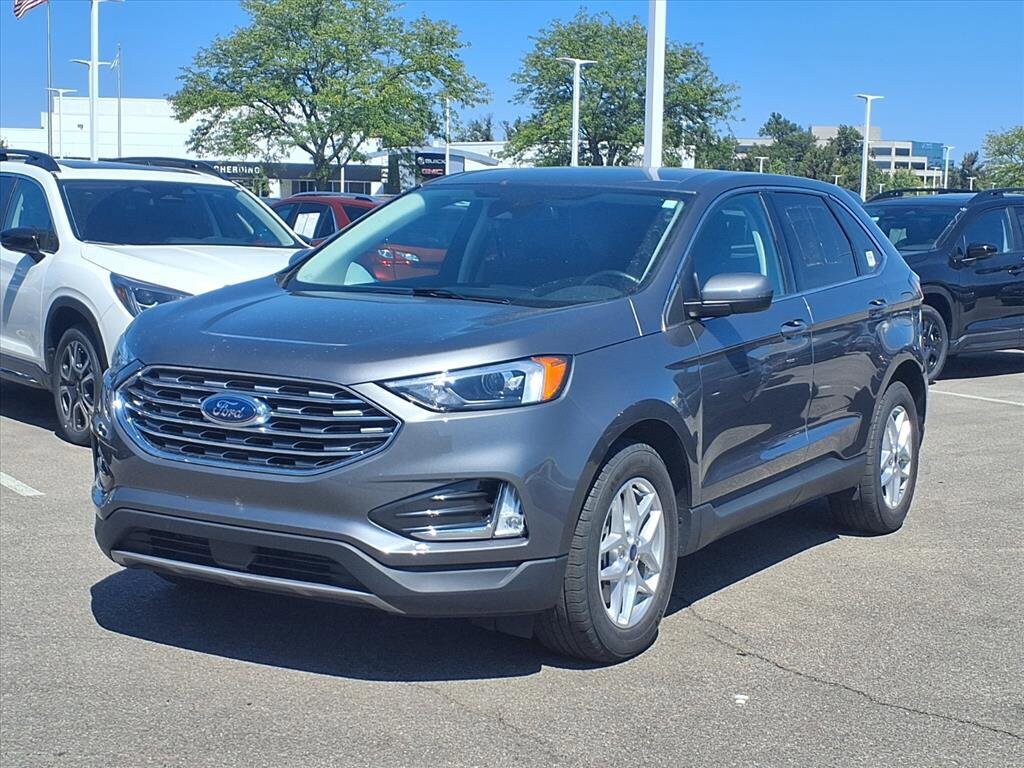 2022 Ford Edge SEL photo 2