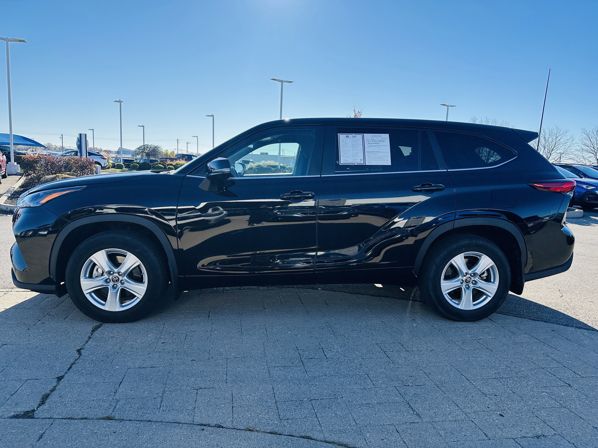 2023 Toyota Highlander Hybrid LE photo 4