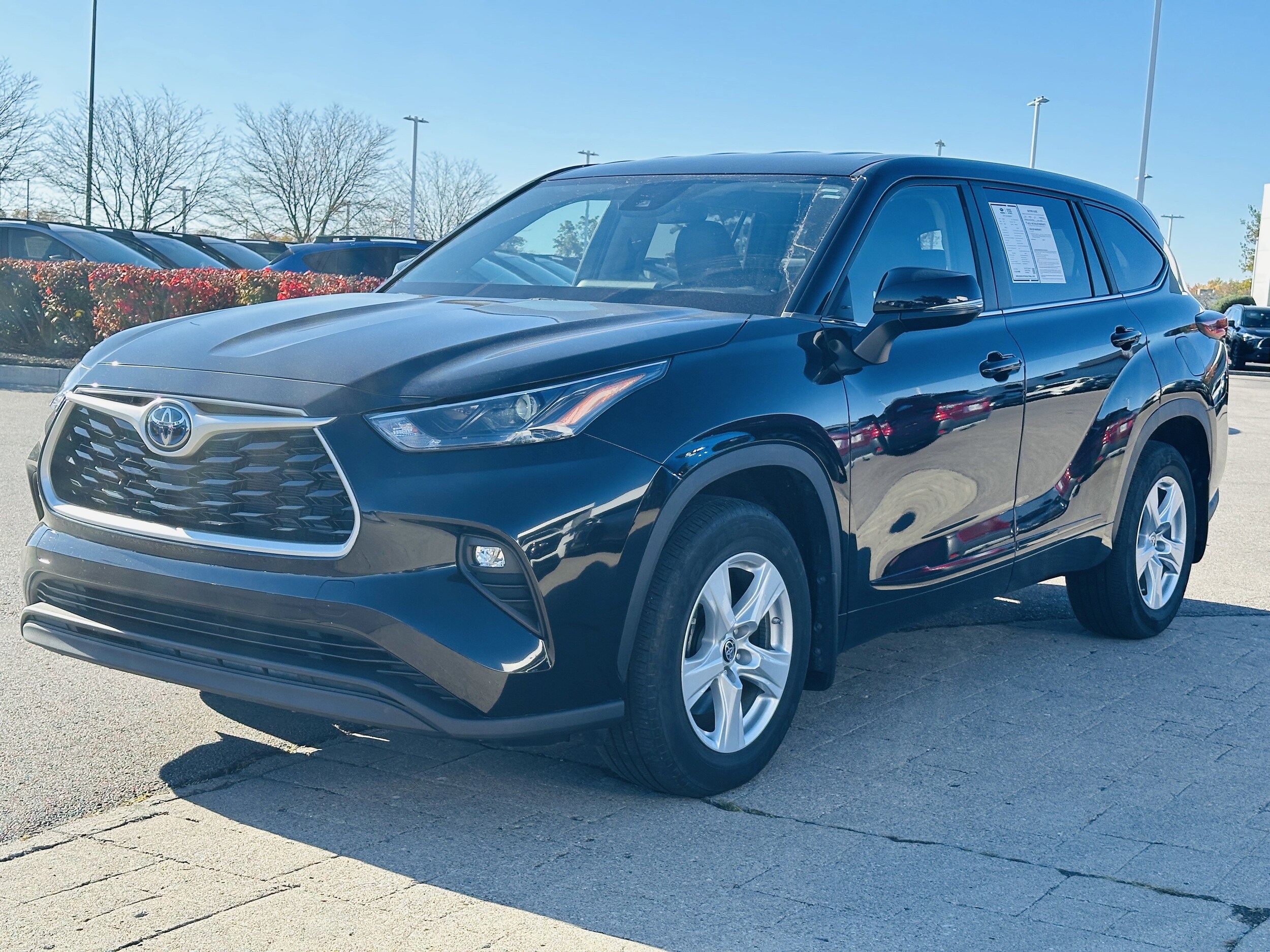 2023 Toyota Highlander Hybrid LE photo 3