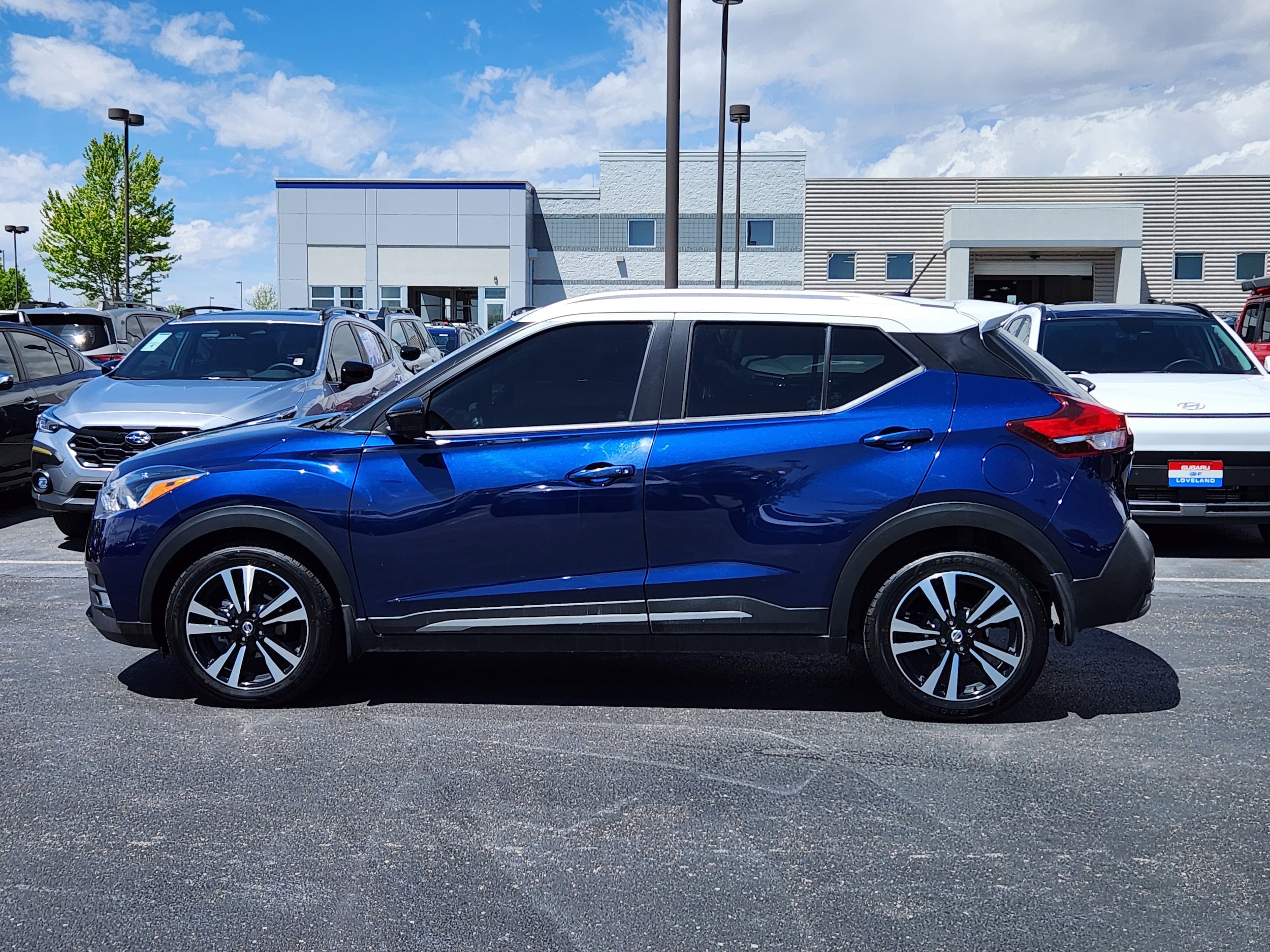 Deep Blue Pearl/Fresh Powder 2019 Nissan Kicks SR FWD SUV / Crossover Front-Wheel Drive Continuously Variable Transmission