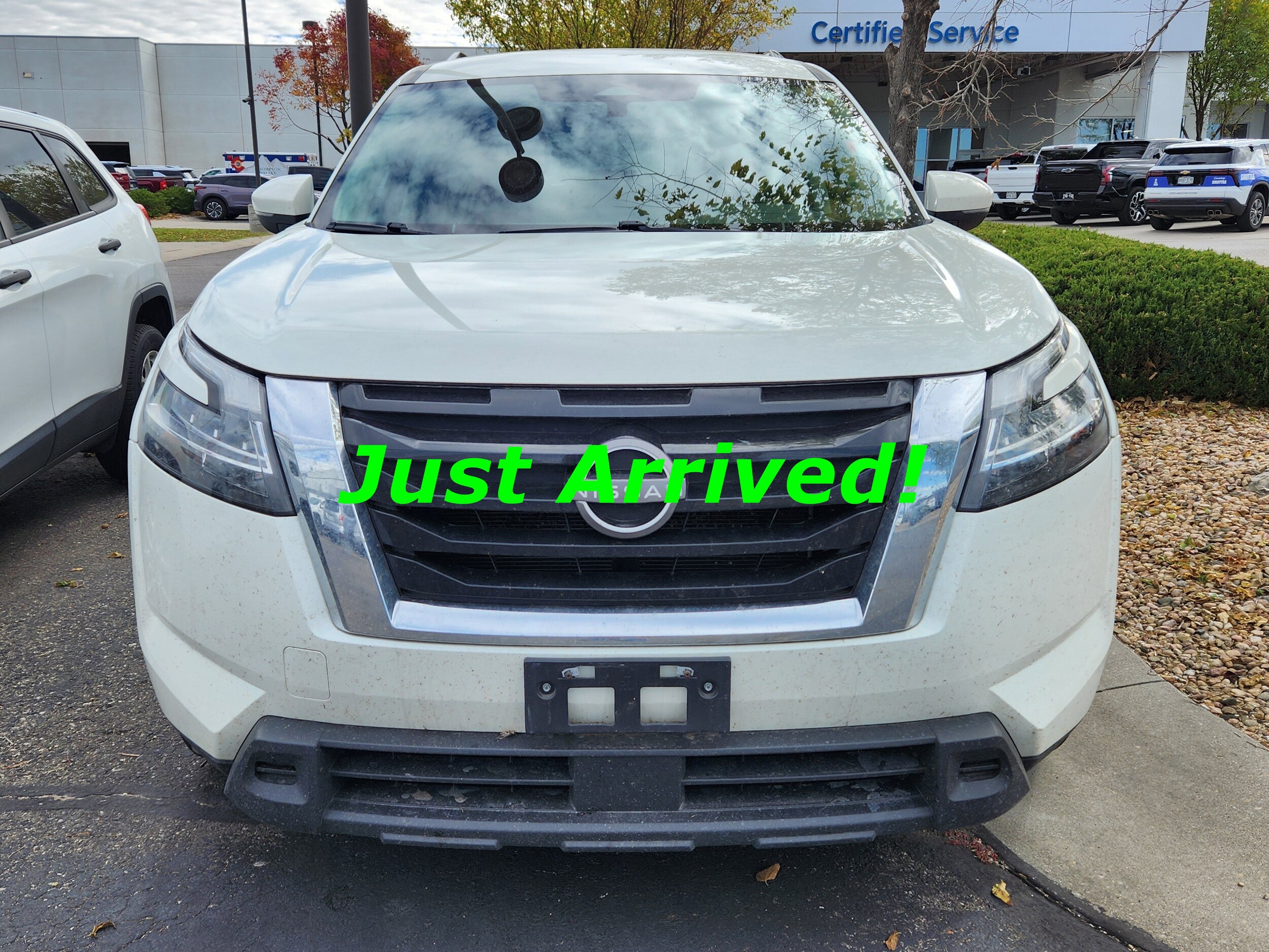 2022 Nissan Pathfinder SV photo 2