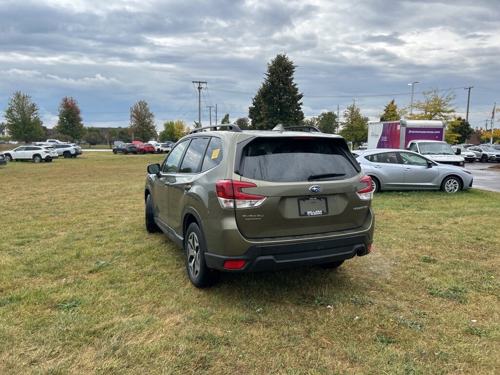 2022 Subaru Forester Premium photo 2
