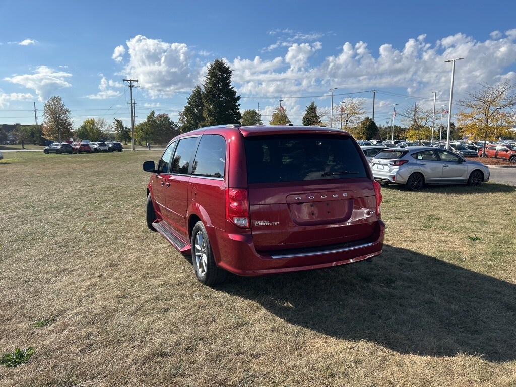 2014 Dodge Grand Caravan SXT photo 2