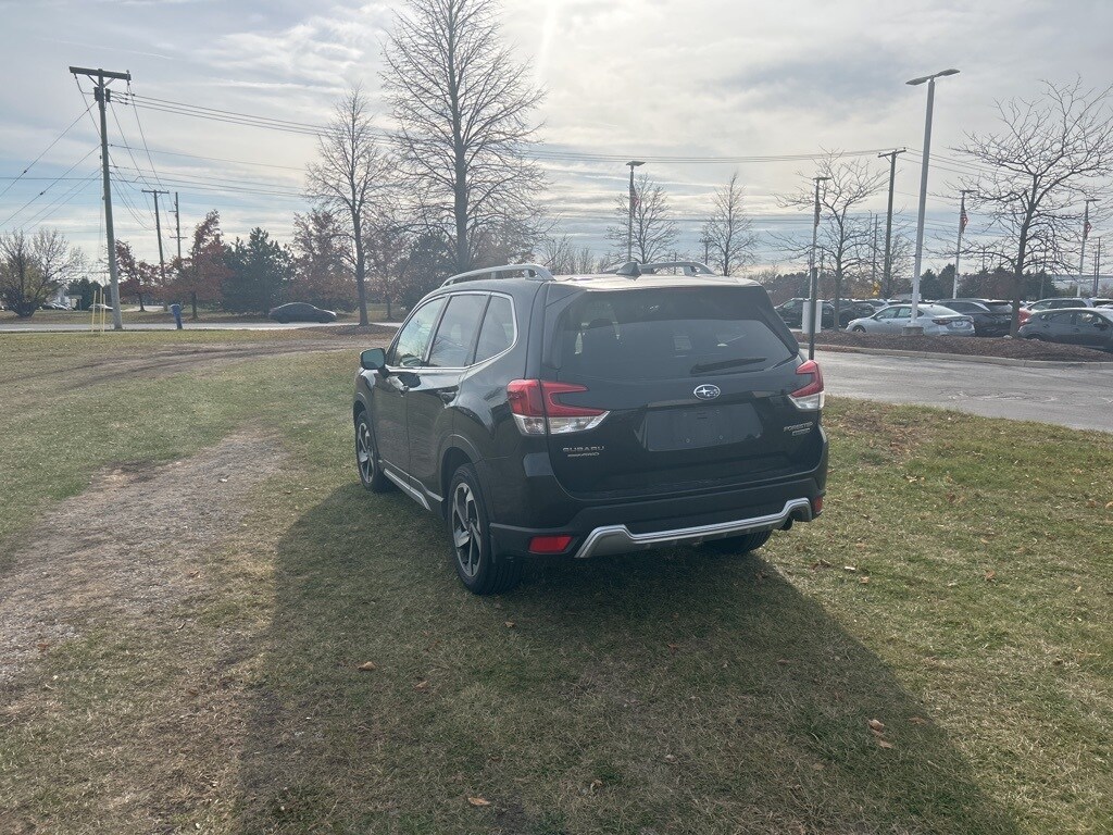 2023 Subaru Forester Touring photo 2